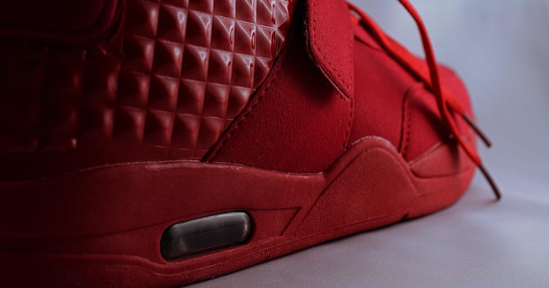 Les sneakers plates détrônent les talons : le confort roi