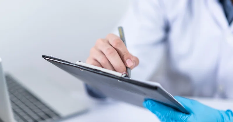 Des méthodes d’examen et de traitement qui divergent